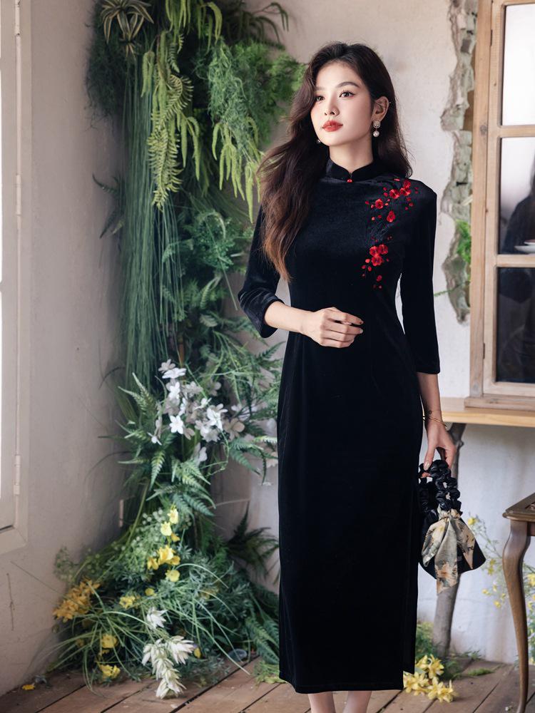 Bei Zhi Yun High-End Black Velvet Embroidered Long Sleeve Cheongsam – Winter 2025