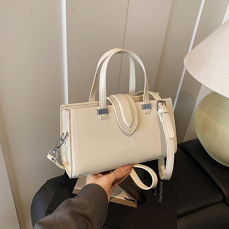 

Женская простая темпераментная сумочка 2025 лето новая универсальная маленькая квадратная сумка высококлассная деловая сумка на плечо через плечо 23*7*13 белый