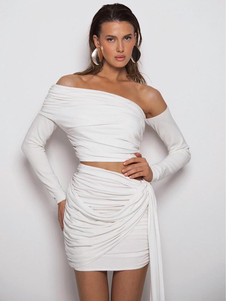 2025 Autumn French Women's One-Shoulder Long-Sleeve Top with Slimming Ruched Ribbon and Hip-Hugging Short Skirt Set