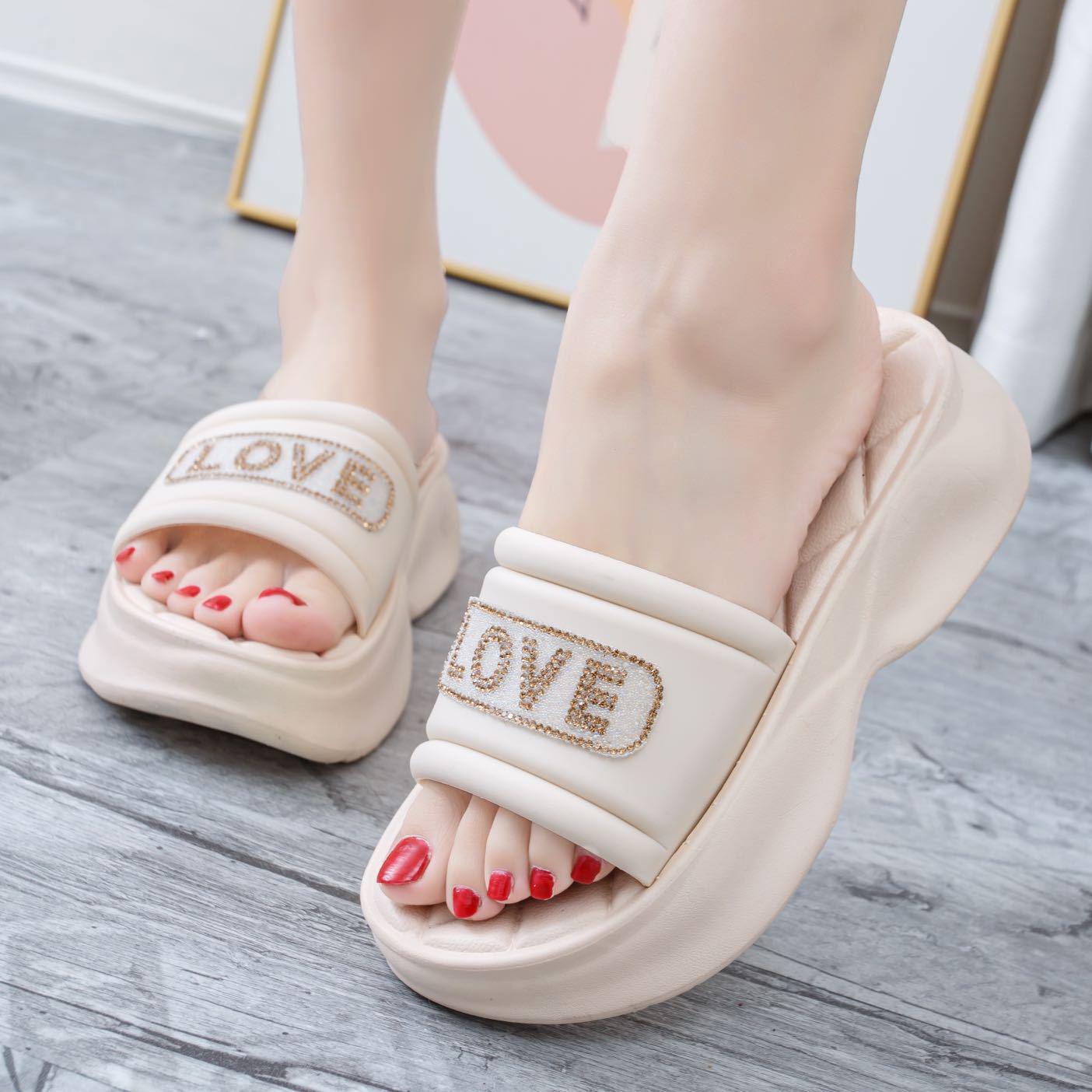 

Модные женские шлепанцы на платформе и высоком каблуке 2024 - Летний дизайн с английскими буквами и бриллиантами 38 бежевый