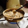 Verdickte 0,8 mm Edelstahl Meeresfrüchte- & Hot Pot Pfanne Goldene flache flache Doppelgriff-Bratpfanne Langlebige Mehrzweck-Kochplatte