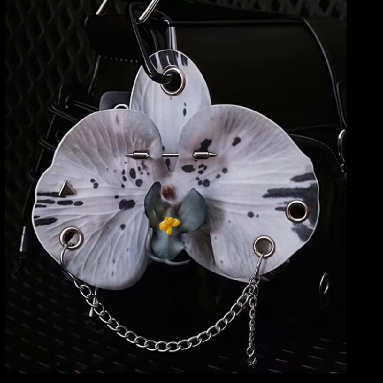 Delicate Flower Shaped Keychain Ergonomic Plastic Construction Fashionable Bag Accessory