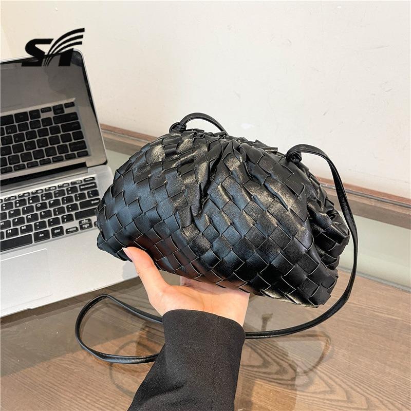 Temperament Weaving Women's Premium Sense Shoulder Bag Women's Cloud Bag Fashion Versatile Oblique Span Bag