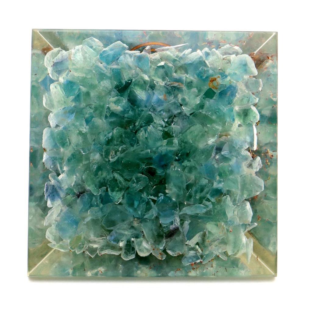 [GOLD STONE] Natural Orgonite Pyramid with Single Crystal Quartz, Spiritual Goods, Approximately 65-70mm Wide, Fluorite