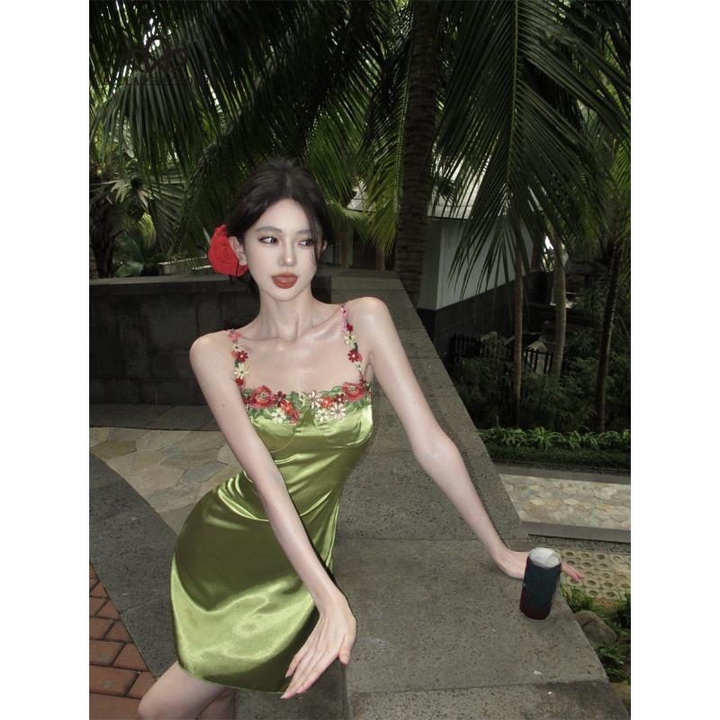 2024 sommer Französisch Vintage Grün Kleider Frauen Bestickt Blume Urlaub Stil Meer Satin Halter Kleider