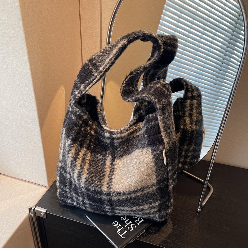 

Plush bag women s large-capacity new autumn and winter versatile casual shoulder bag commuter tote bag