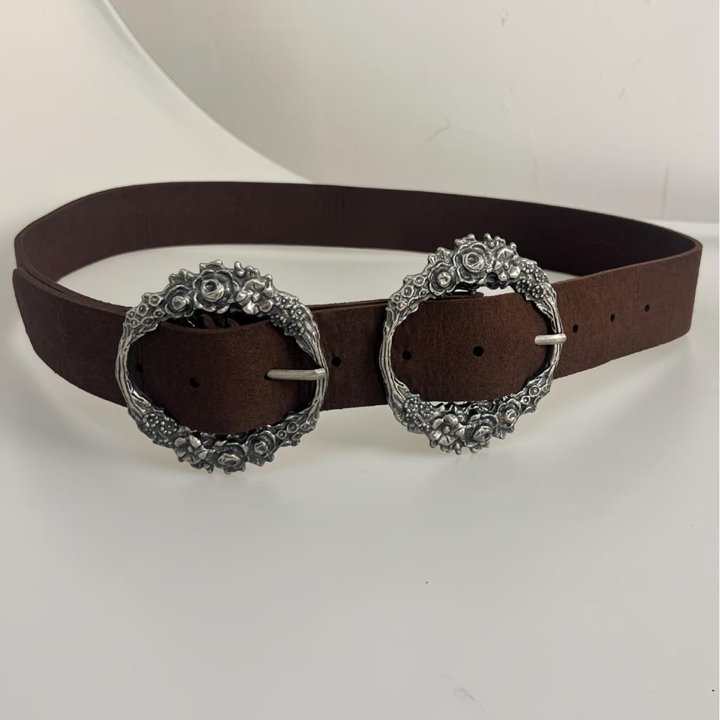 The Double-buckle Microfiber Belt Is Sturdy and Wear-resistant. The Double Buckle Belt Is Versatile and Popular On The Street
