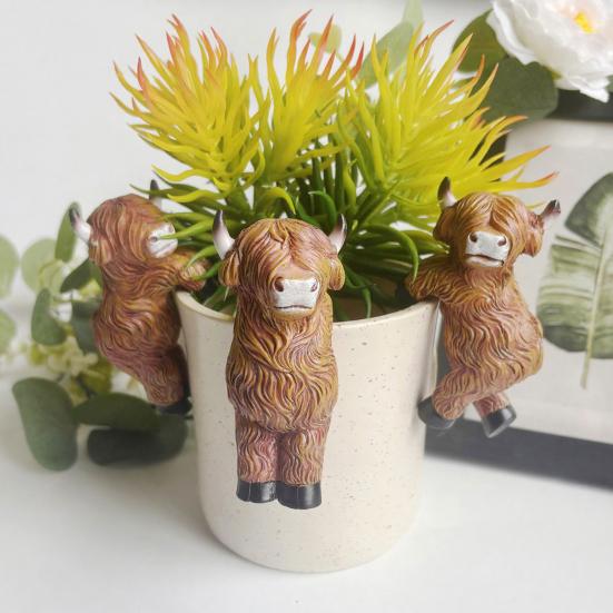 Highland Cow Statue Resin Small Cow Planter Pot Hanger Climbing Animal Flower Pot Hugger for Garden Patio Fence Lawn Yard Plant Pot Decor