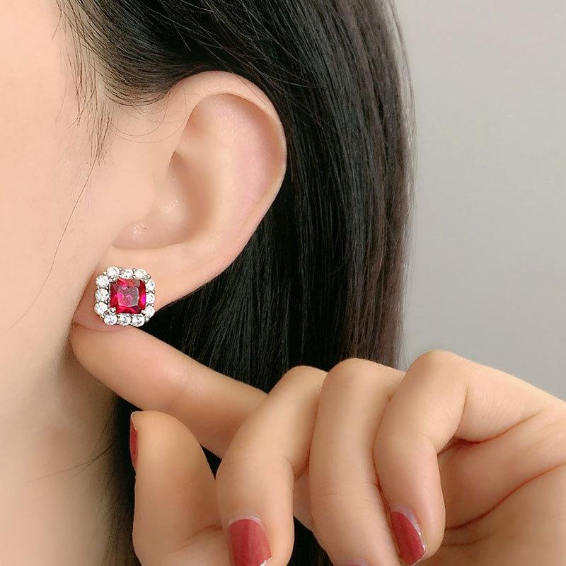Jewelry Temperament Women'S Earrings, Colorful Treasure Stud Earrings, Imitation Pigeon Blood Ruby Square 7 * 7 Stud Earrings.