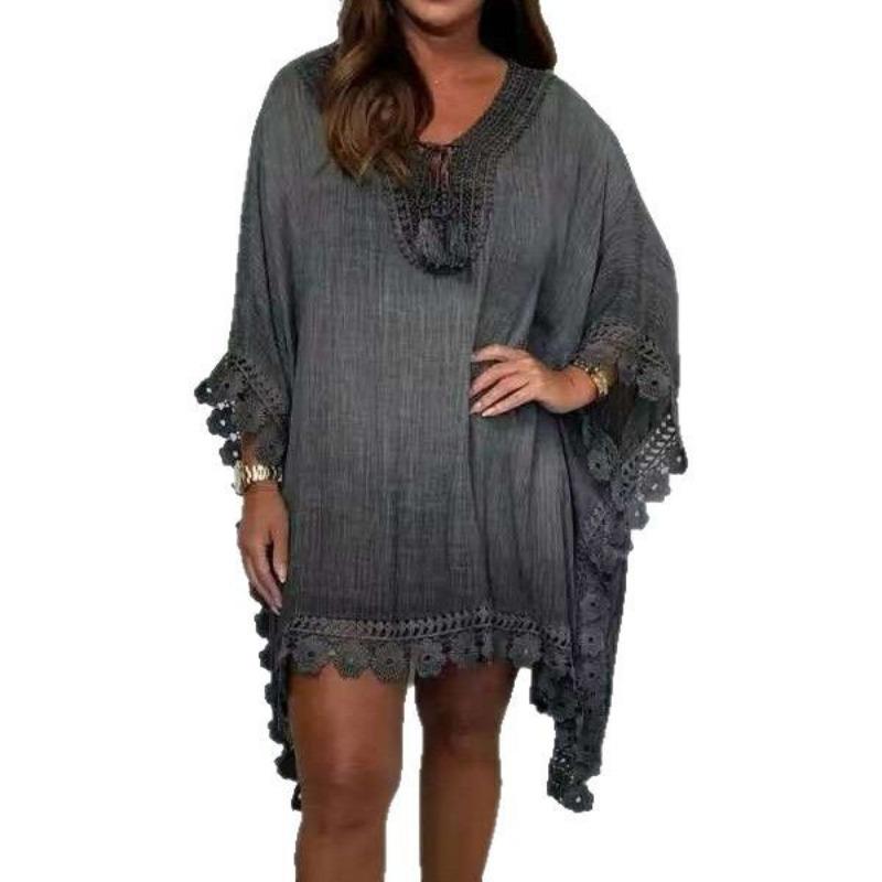 Kvinners avslappede feriekjole med flaggermusermer og utskåret kant