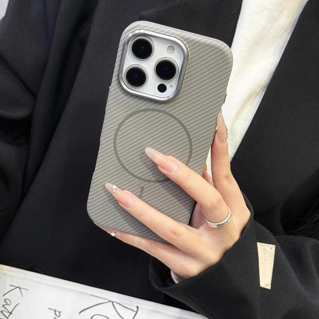 Applicable to iphone18promax Kevlar carbon fiber fine ring magnetic suction apple 17 matte skin protective cover