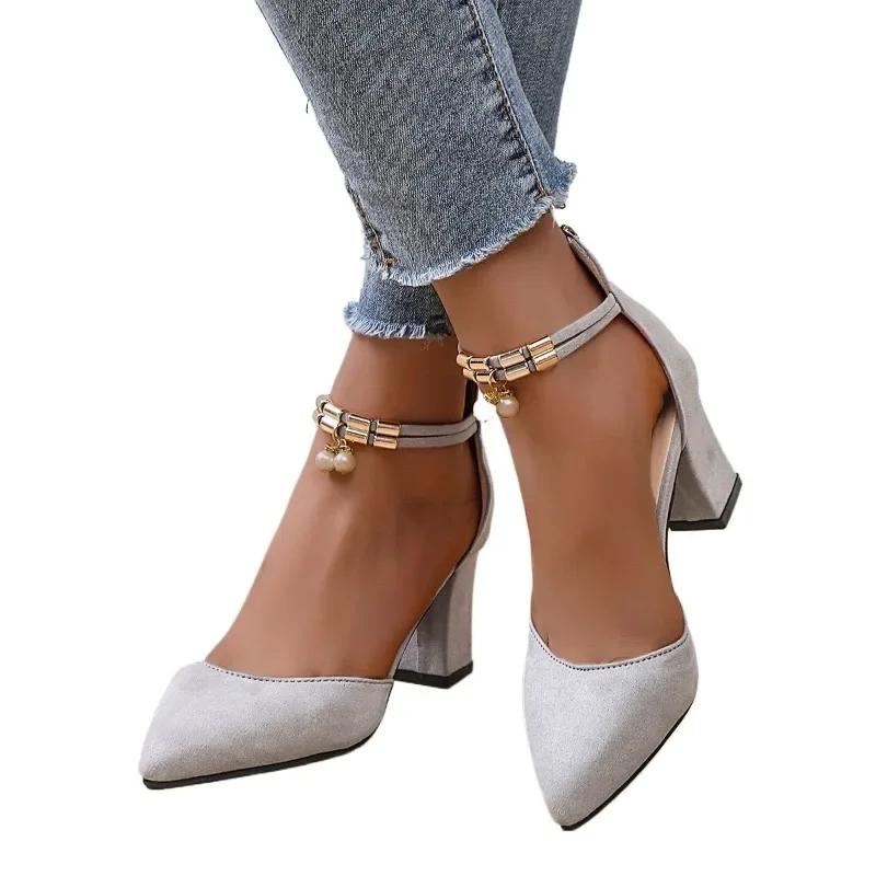 

Мода 2025 Высокое качество Ремешок на щиколотке Высокие каблуки Острый носок Жемчужная металлическая отделка Задняя молния Массивный каблук Платье Вечеринка Современные сандалии 34 серый