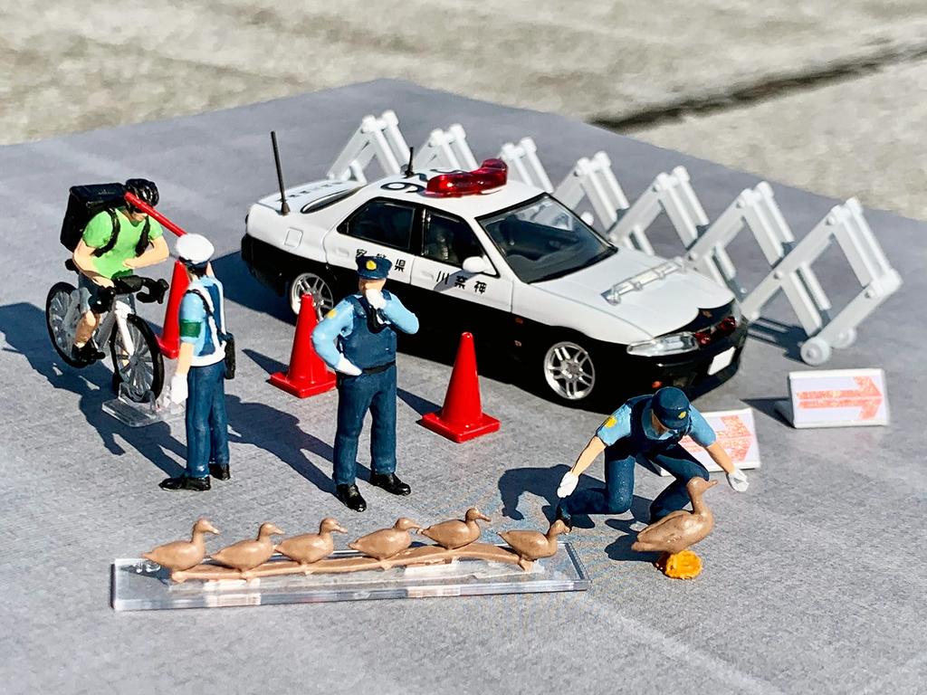 Geocolle 64 164# Car Snap 16a Police ABSPVC dollsaccessories (painted, partially assembled) + die-cast mini car set 321590