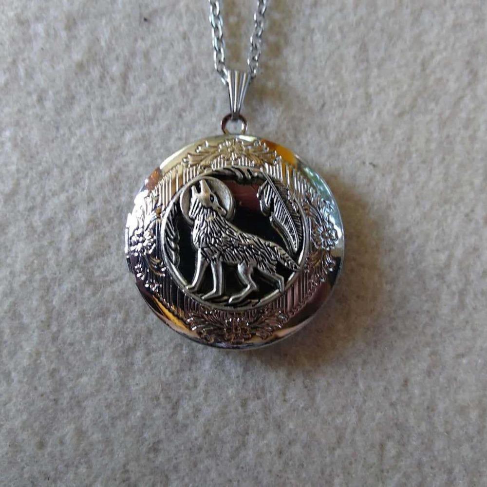 Punk Retro Silver Color Wolf Howling Under The Moon Feather Relief Round Pendant Necklace for Women Men Stainless Steel Jewelry
