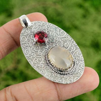 Ovaler Anhänger aus Sterlingsilber mit natürlichem Federachat und Mosambik-Granat in Lünettenfassung