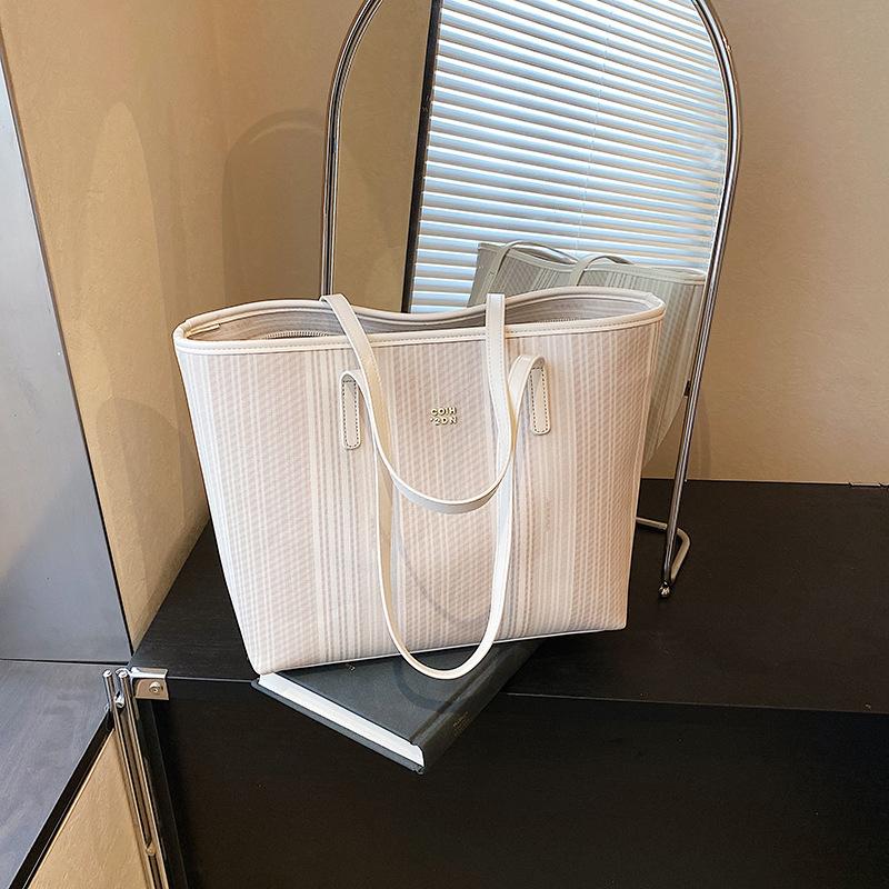 Handheld women's bag New tote bag women's bag women's summer tide large capacity bag women's commuting shoulder out messenger bag