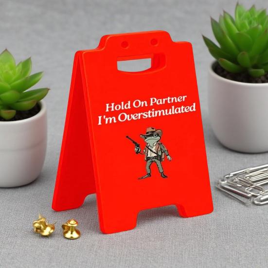 1/2/3Pcs Caution Overstimulated Desk Sign Cowboy Frog Hold On Partner I'm Overstimulated Mini Table Sign Home Office Decoration Coworkers Gag Gift