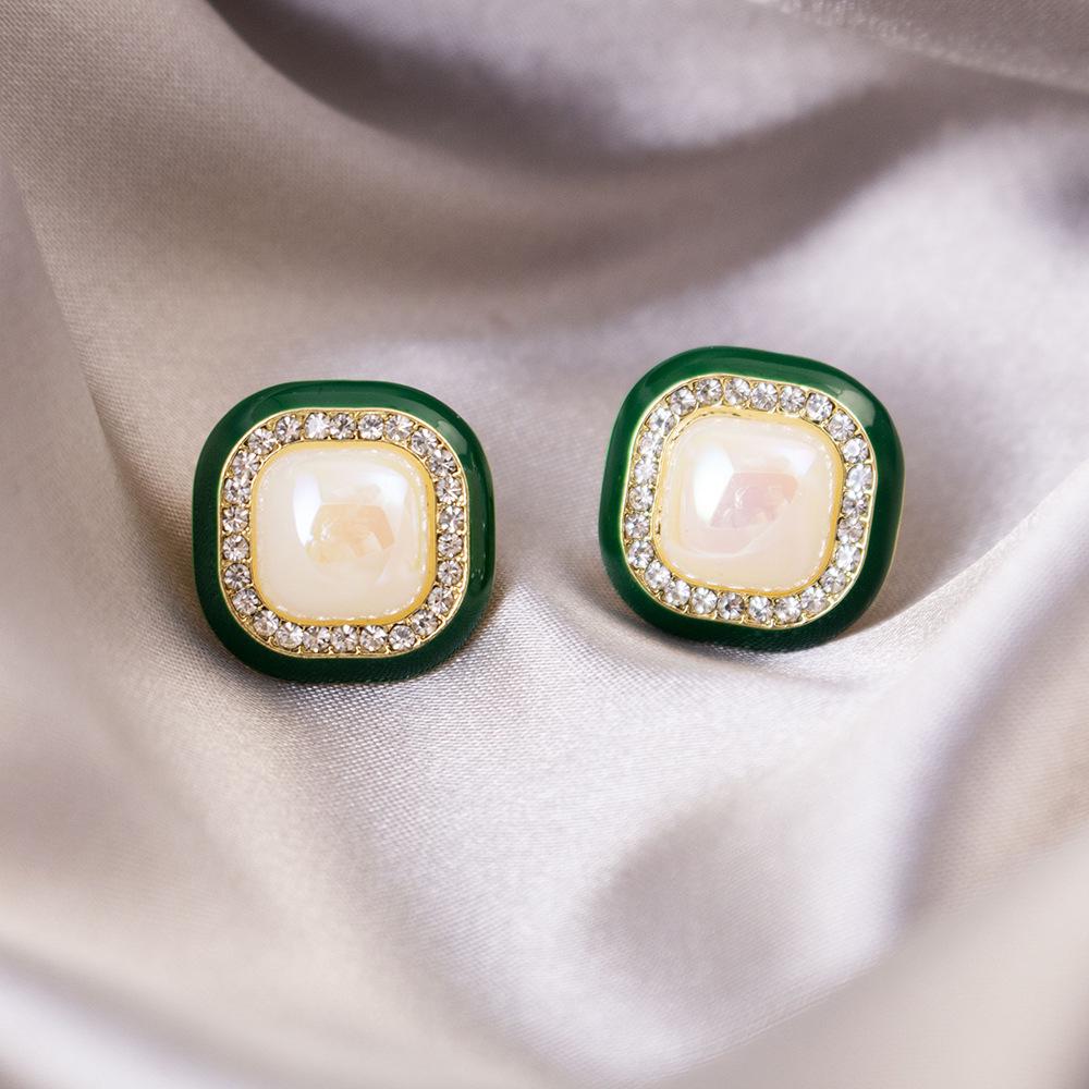 Elegant Clip-On Triangle Earrings for Non-Pierced Ears - Versatile, Light Luxury for Everyday Wear.