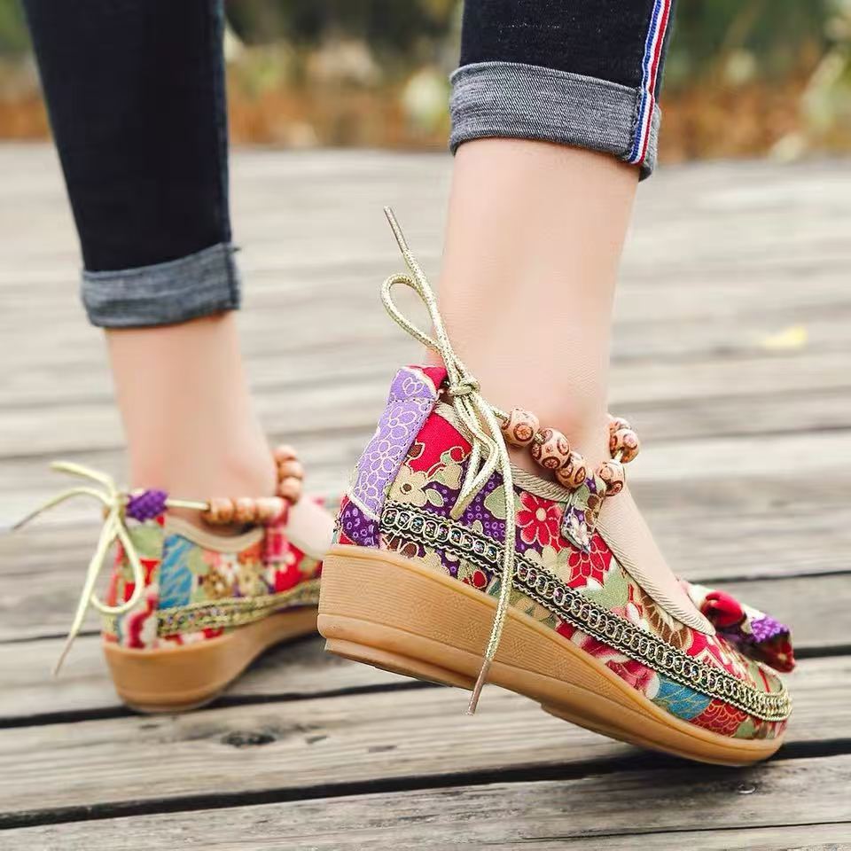Damen Neue Ethnische Style Flache Sohle Stoffschuhe Weiche Sohle Rutschfest Runde Spitze Knöchelriemen Leicht Schnur Perlen Nude Schuhe