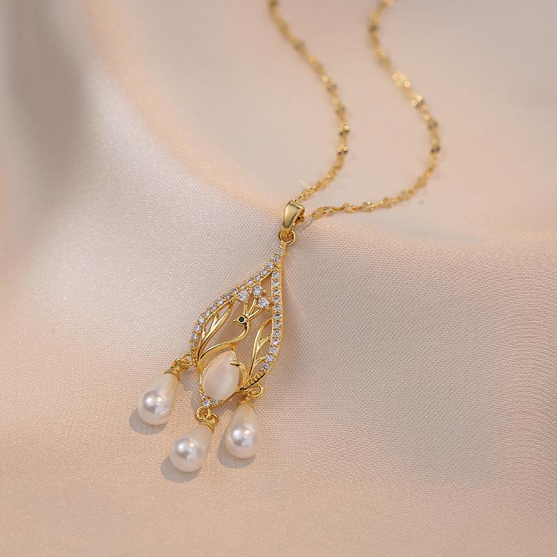 

Жіноче намисто з китицями з імітацією перлів. Модні гіпоалергенні ланцюжки з нержавіючої сталі. Ювелірні вироби. Весільні аксесуари для заручин.