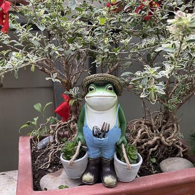 Frog Statue Vivid Appearance Weather Resistant Exquisite Workmanship Frog Yard Art Resin Sculpture for Lawn Ornaments
