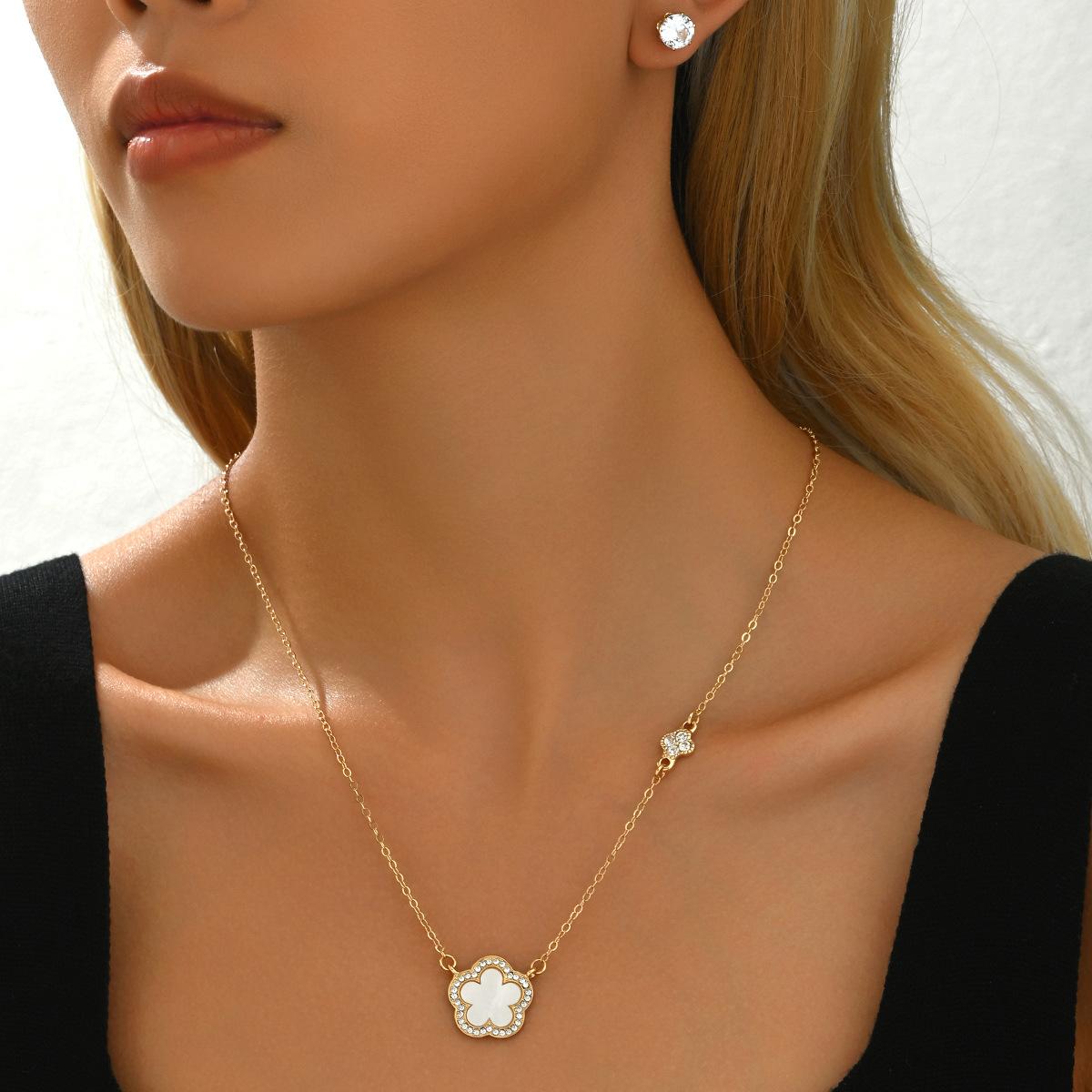 

2025 Новое ожерелье Xiaoxiang Серьги Комплект Цветочный набор Бриллиантовый дизайн Длинная ключичная цепочка