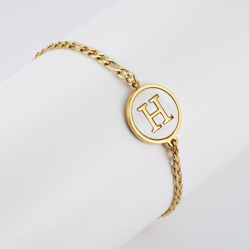 Pulsera Redonda de Acero Inoxidable 18K Europea con Letra para Mujer - Joyería de Mano Moderna y Elegante