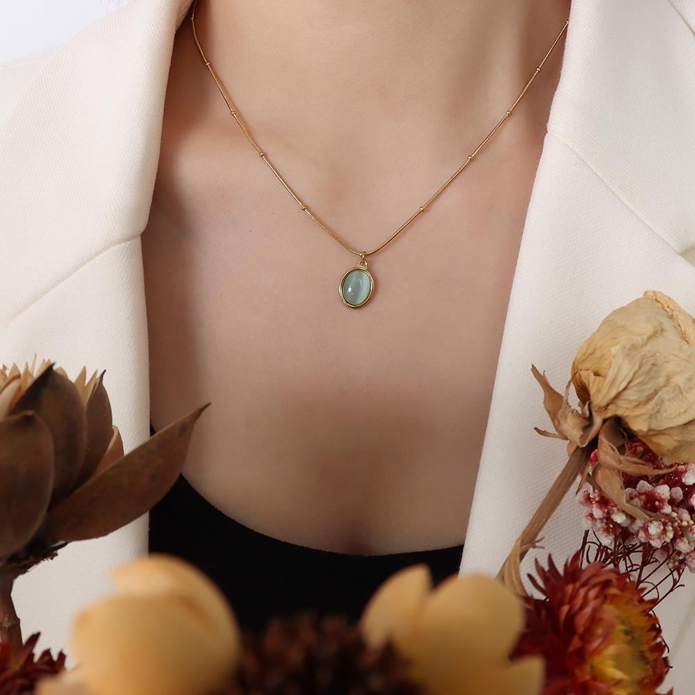 French Retro Clavicle Chain Necklace: 18k Gold-Plated Titanium Steel with Cat's Eye Oval Pendant for Women