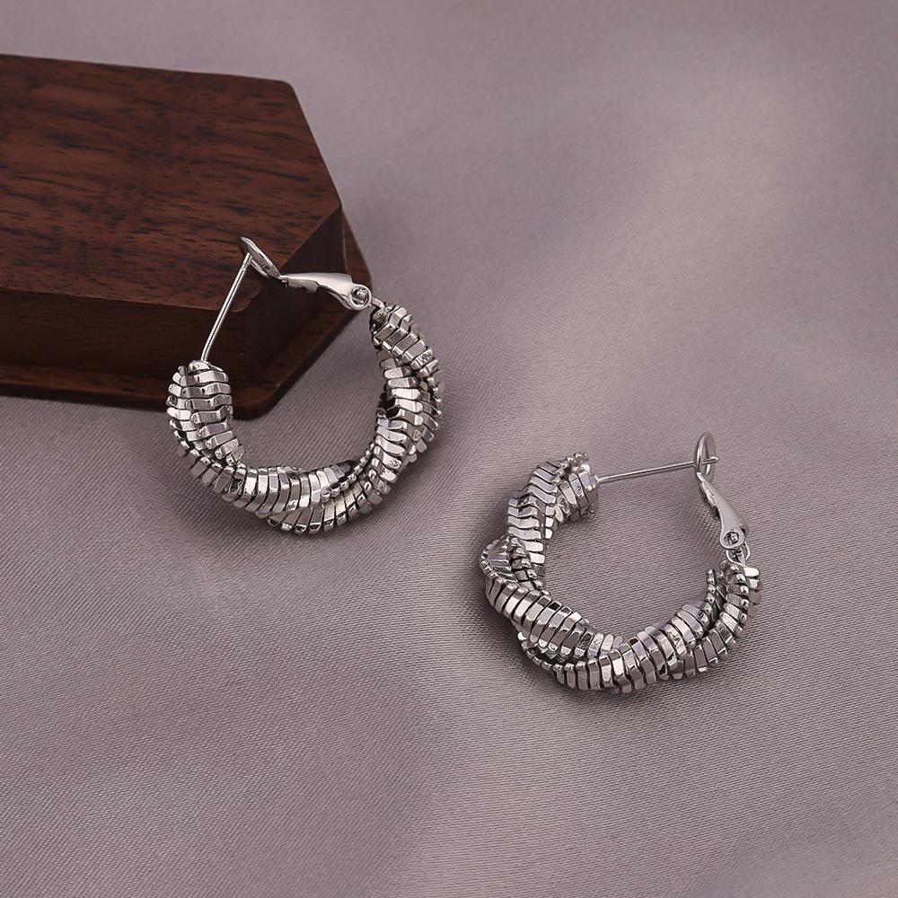 Exquisite Twisted Circle Ear Cuffs: Trendy Multi-Layer Luxury Earrings with High Design Sense.