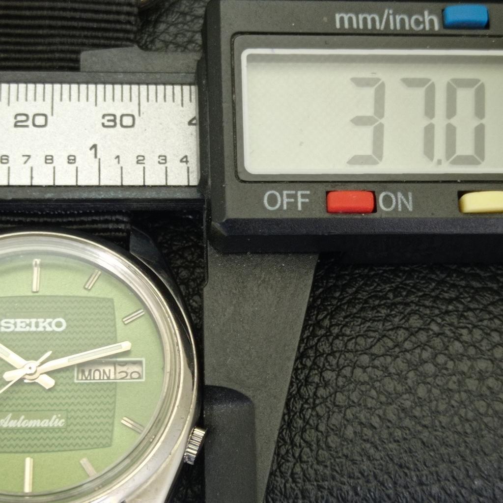 SEIKO AUTOMATIC VINTAGE JAPAN MENS GREEN COLOR DIAL WATCH a701576-5 R206b-a701576