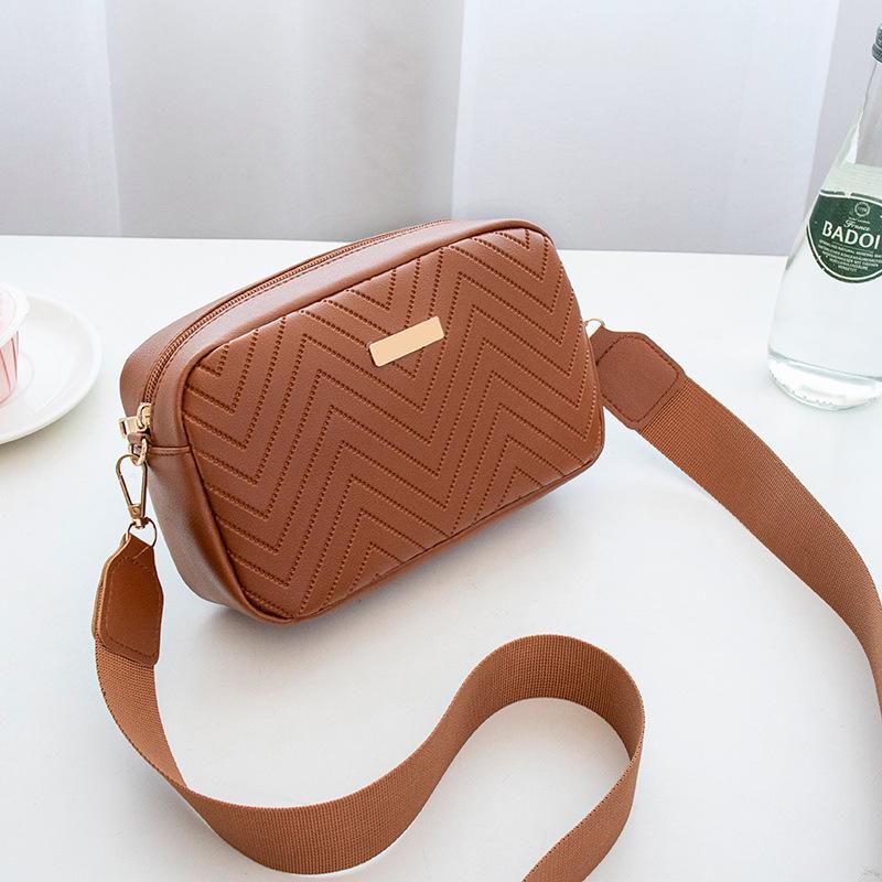 2026 Women s Embossed Wave Pattern Square Camera Shoulder Bag коричневый