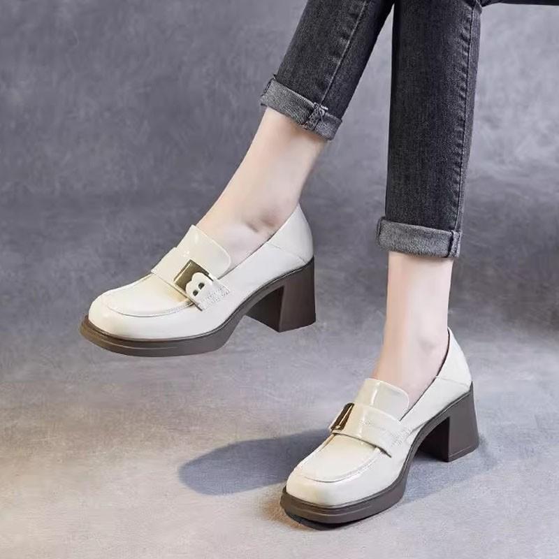 

Мягкая кожа мягкая подошва толстый каблук маленькие кожаные туфли для женщин весной и осенью 2025 новые туфли для мам среднего и пожилого возраста можно наступать 35 слоновая кость