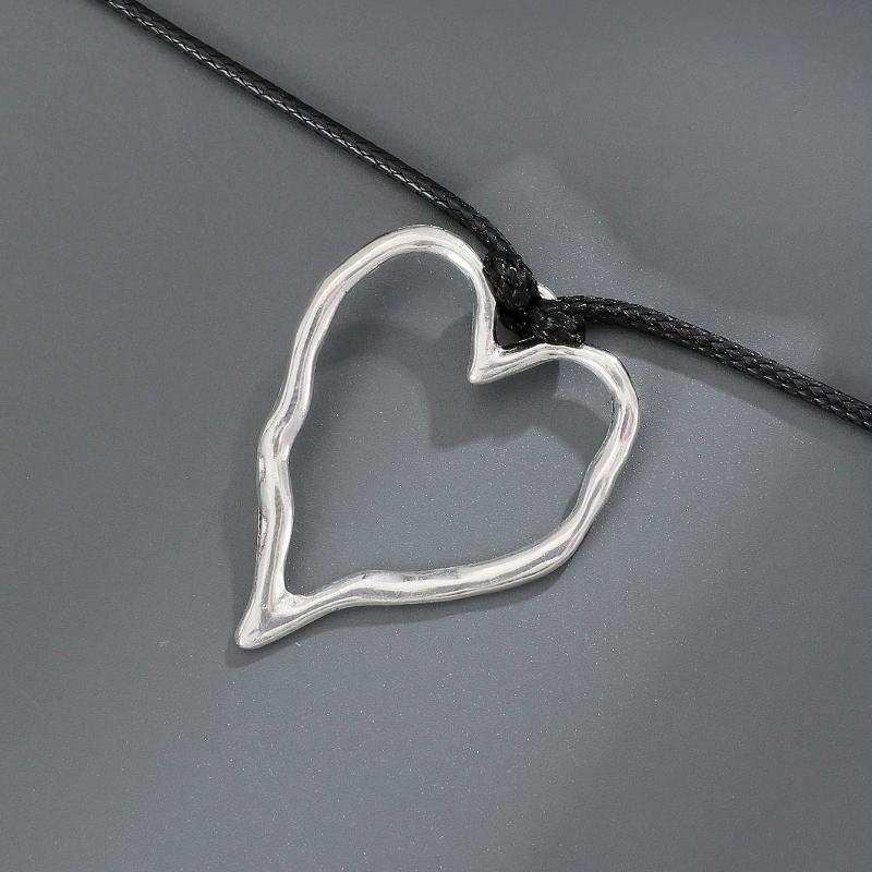 1 Stück Metallisch Ausgehöhlt Asymmetrisch Geometrisch Mehrere Elemente Herzförmiger Anhänger Kragen Halskette für Frauen Mode Lässig Straße Party Schmuck