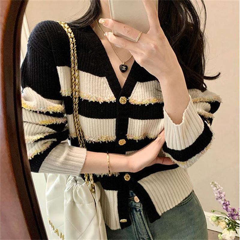 

Осенний полосатый трикотажный кардиган с V-образным вырезом, шикарный короткий топ, дизайн, нишевый, женский, удобный, универсальный и модный One size чёрный