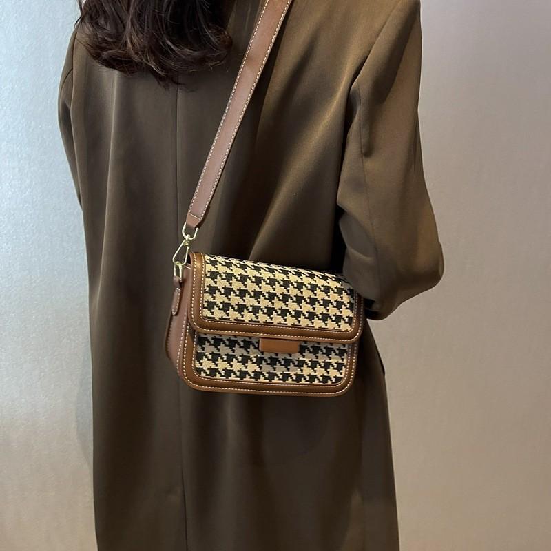 High-quality Minimalist Shoulder Bag With Stylish Texture коричневый