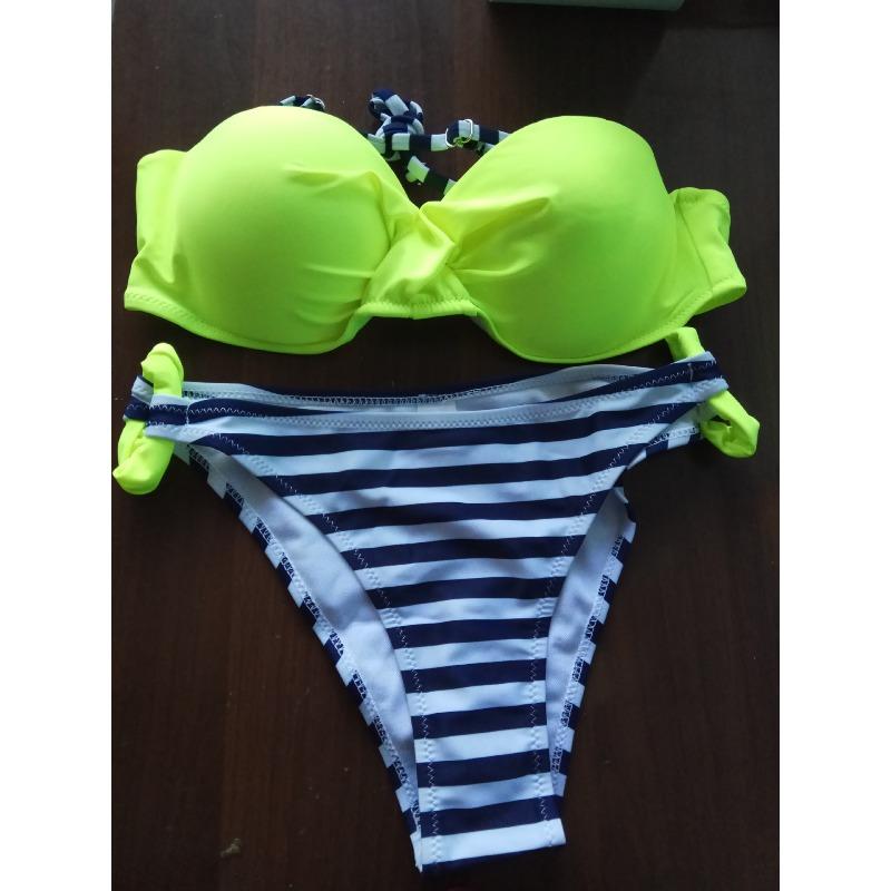 

The new tight-fitting split gathers candy-colored digital printed bikini swimsuit. M фарби люмінесцентні зелений колір