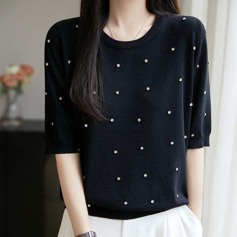 Damski zakrzywiony sweter dzianinowy z okrągłym dekoltem zdobionym koralikami - Krótki rękaw, wysokiej klasy letni top