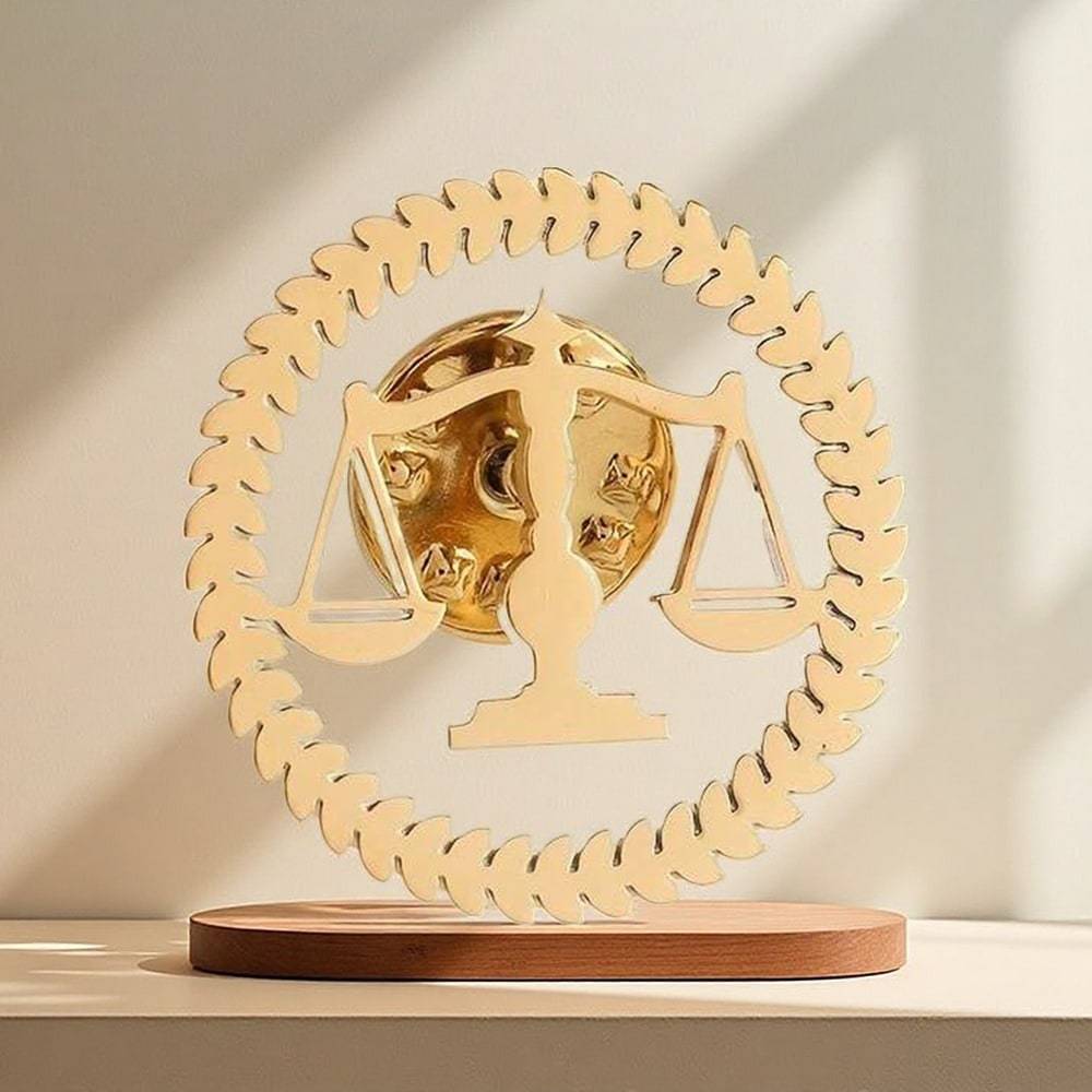 

1 шт. Классическая брошь-булавка мужская с дизайном весов правосудия - Аксессуар из нержавеющей стали для костюма и рубашки, подходит для юристов, судей и профессионалов Gold разноцветный