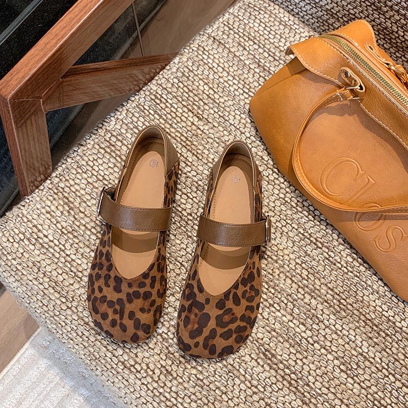 Temperament round head flat sole shoes women's 2025 new spring and autumn French retro Mary Jane small leather shoes light mouth commuter shoes