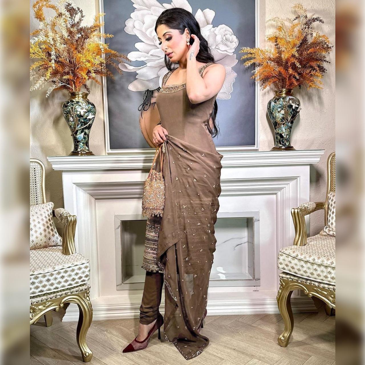 

Красивое платье для девушки и женщины.