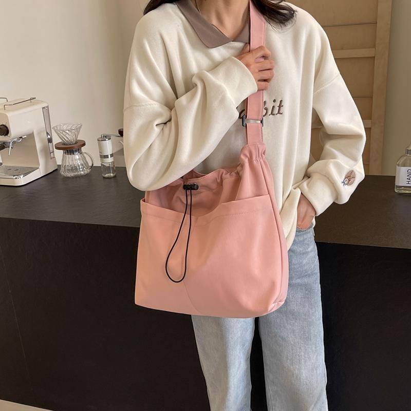 Женская однотонная сумка на плечо большой емкости — фото 5