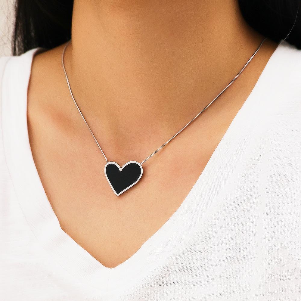 Black Heart Mother-of-Pearl Pendant Necklace - Versatile Heart-Shaped Sweater Chain for Women