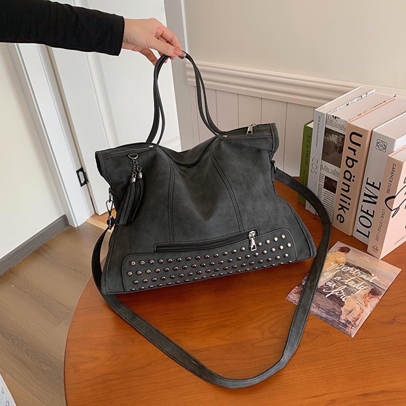 

Женская ретро матовая сумка на плечо большой вместимости с заклепками чёрный