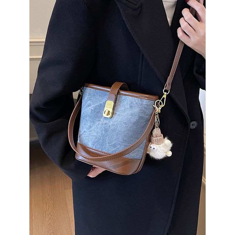 

Новые сумки Женские 2025 Самая продаваемая сумка-ведро Весенне-летний дизайн для особых случаев Сумка-мессенджер Необычная работа Маленькая сумка для переноски White with Brown No pendant