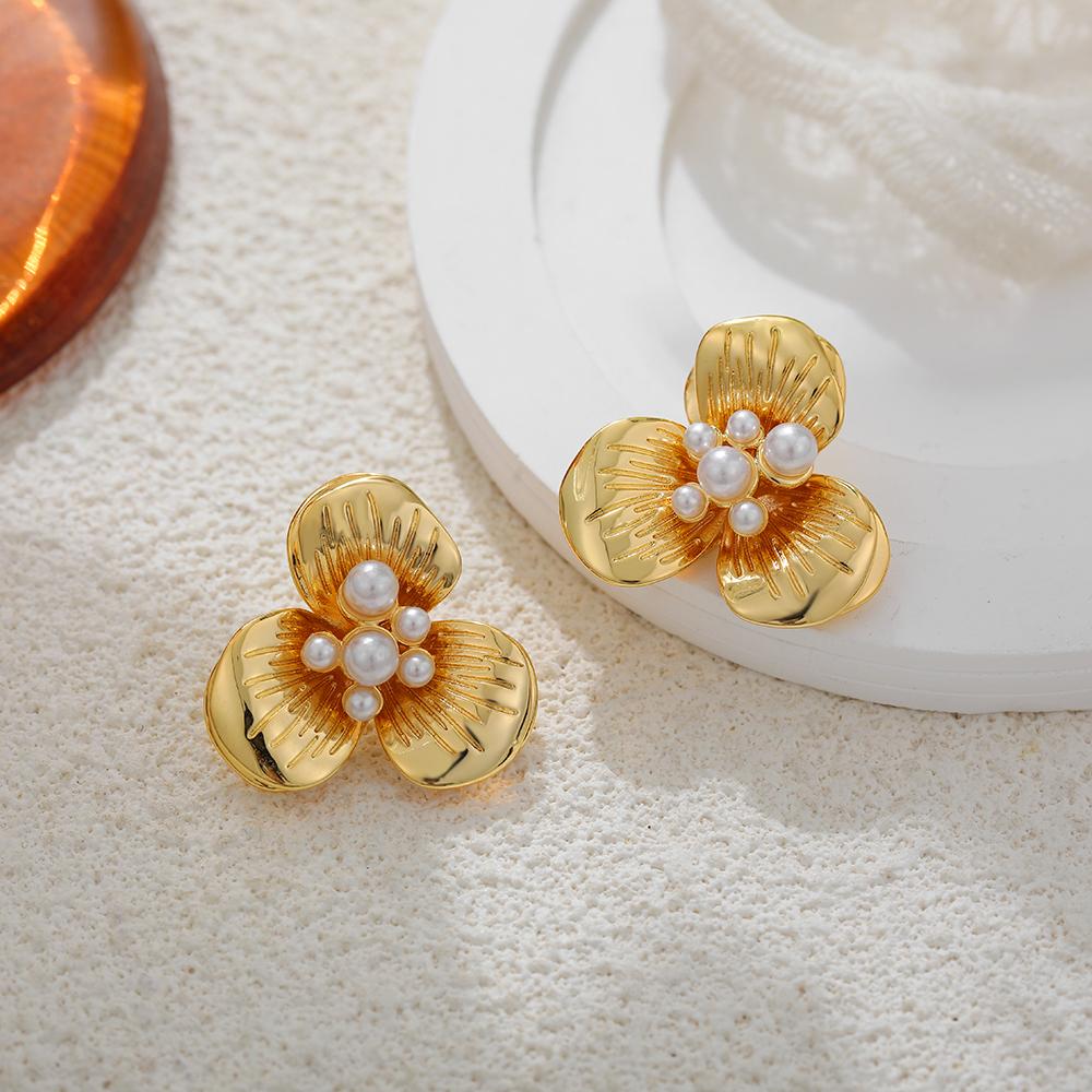 Elegant Vintage Gold Plated Flower Stud Earrings with Pearls Elegant 3-Leaf Petal Earring for Women Wedding Party Jewelry Gift