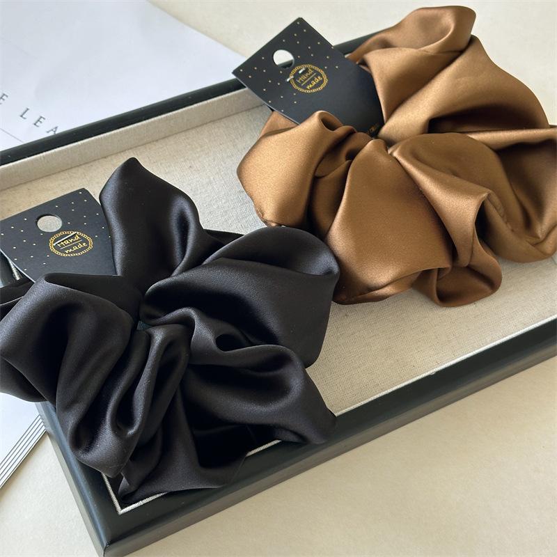 Elegant Retro Satin Scrunchie - Extra Large 18cm Diameter, Luxurious and Fashionable Hair Tie