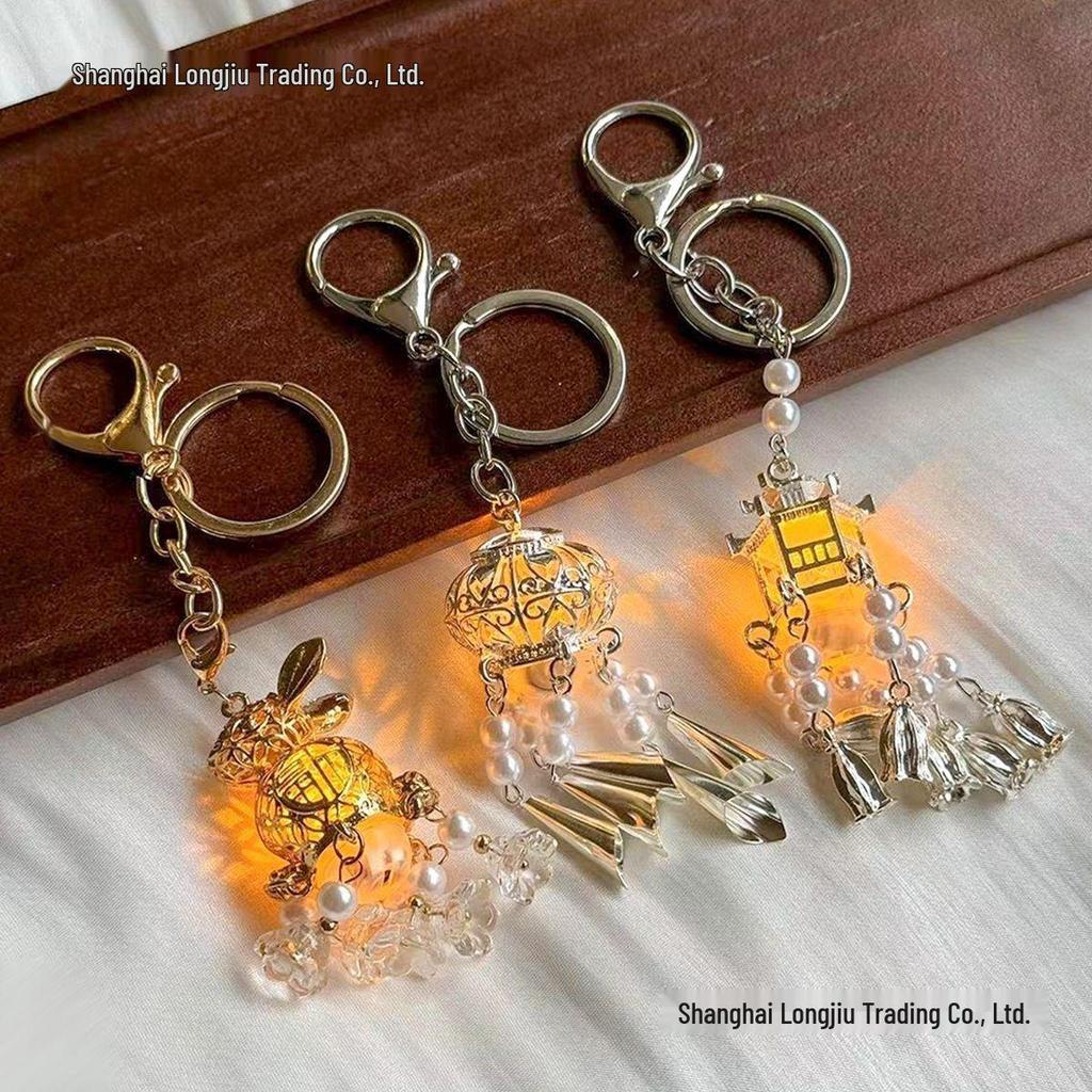 Breloc Lanternă Palat Luminoasă: Breloc pentru Geantă de Damă & Accesoriu Auto cu Pandantiv Stil Antic