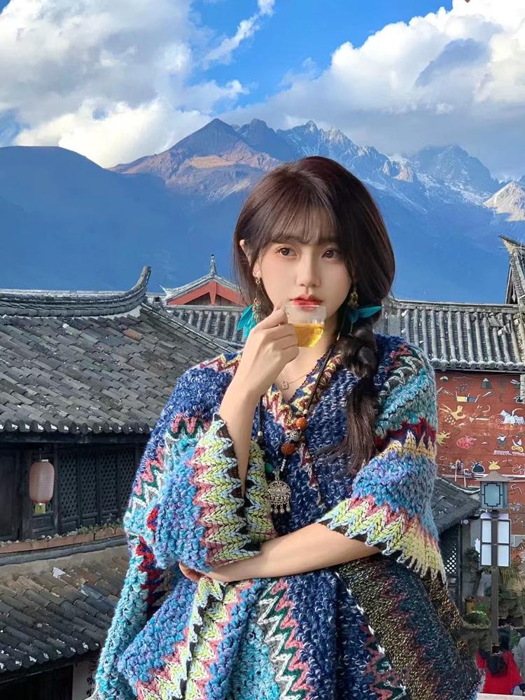 Handgestrickter Schal und Klimaanlagen-Cape im Ethno-Stil mit Quasten