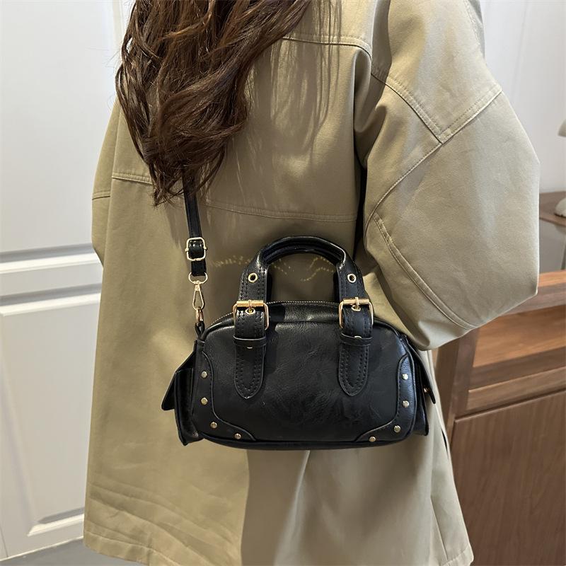 Trend Y2K Retro Rivet Shoulder Bag Spicy Girl Vintage Underarm Bag Pu Leather Handbag Locomotive Bowling Bag
