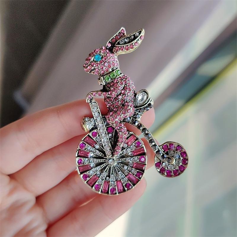 Medieval Pink Cute Animal Brooch Creative Diamond-Encrusted Bunny Cycling Pin Small Suit Accessories Corsage